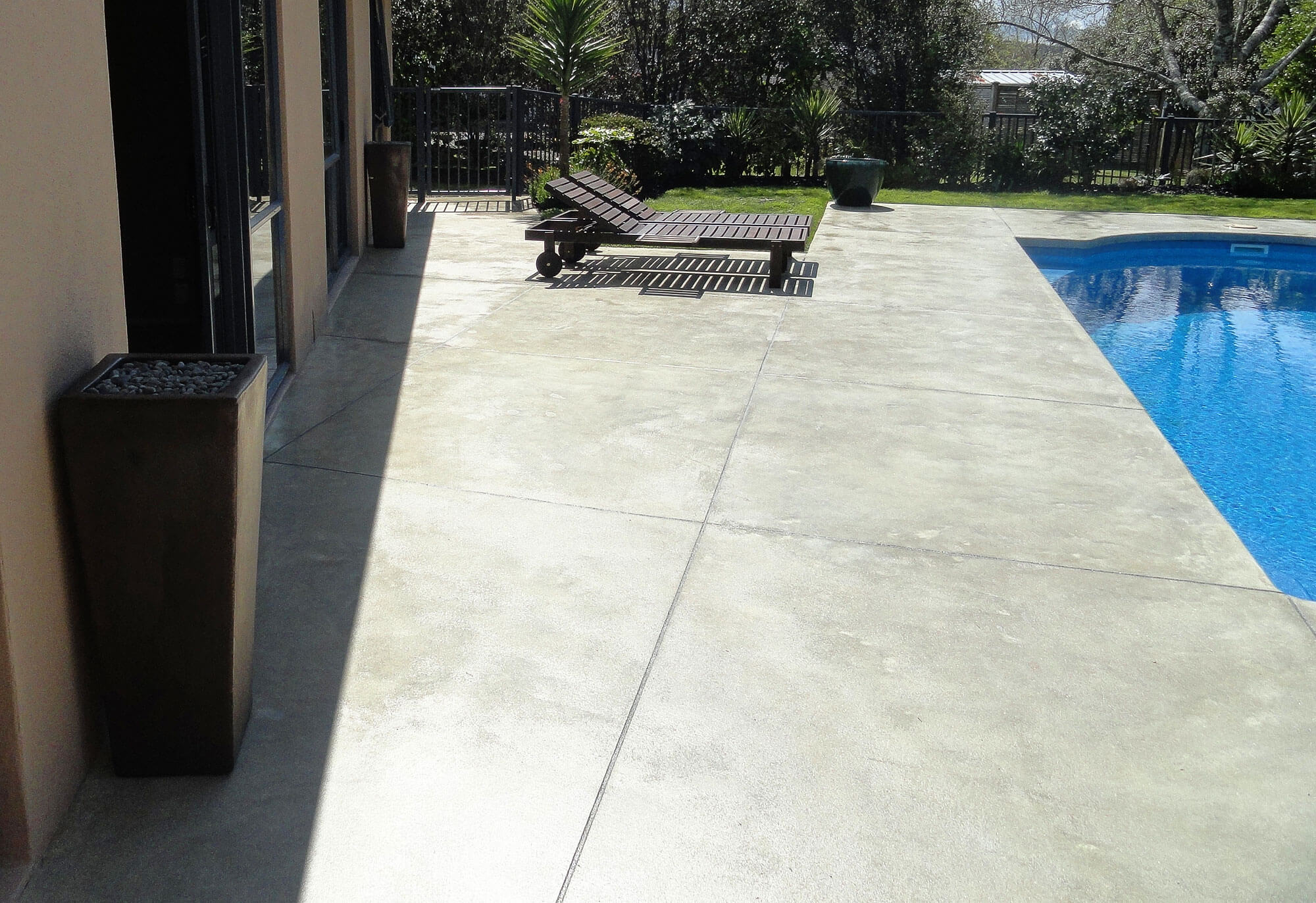 coloured-concrete-rejuvenate-concrete-after2 Coloured concrete pool surround after cleaning