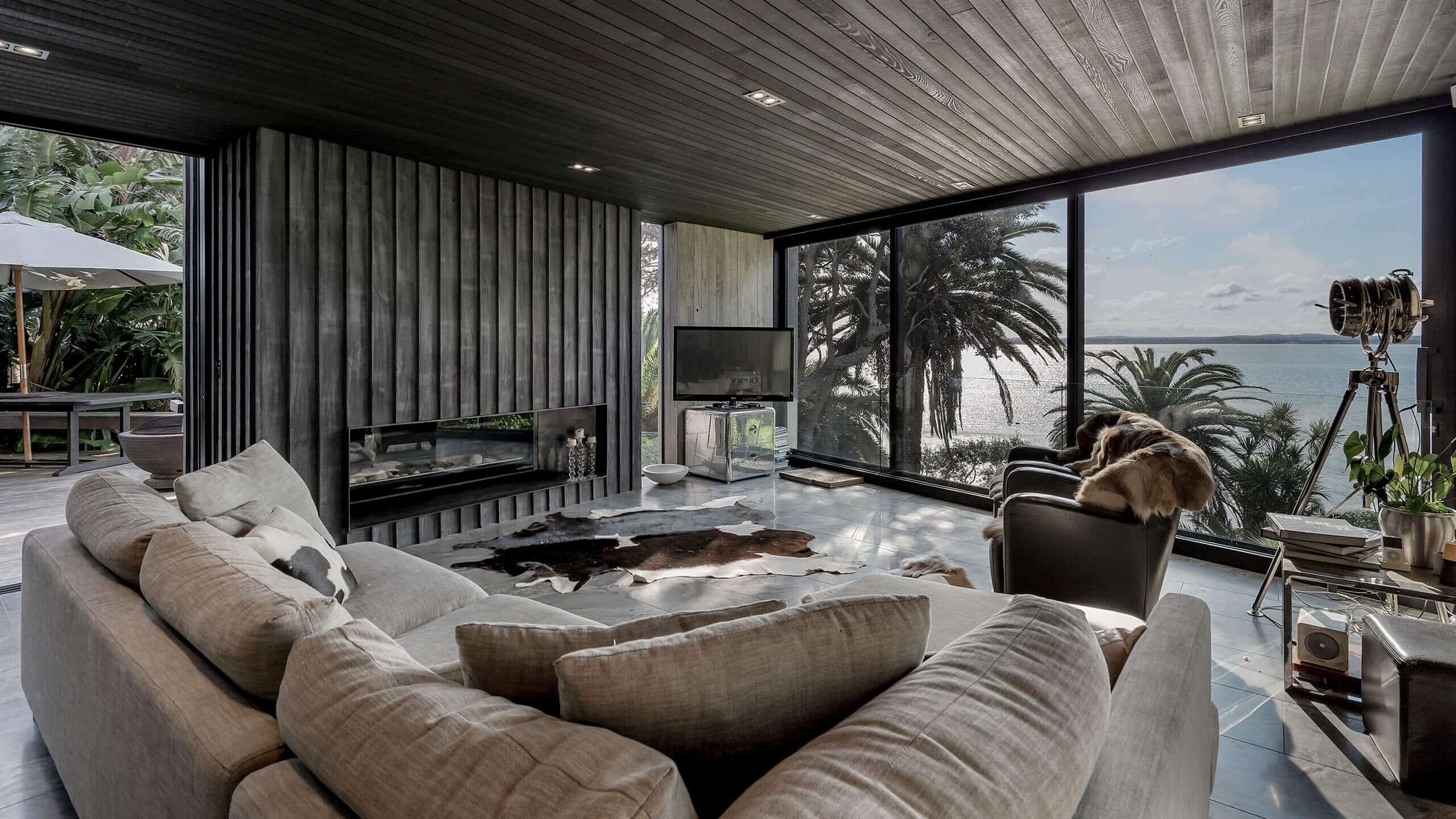 coloured-concrete-wall-Point-Chev-house-2